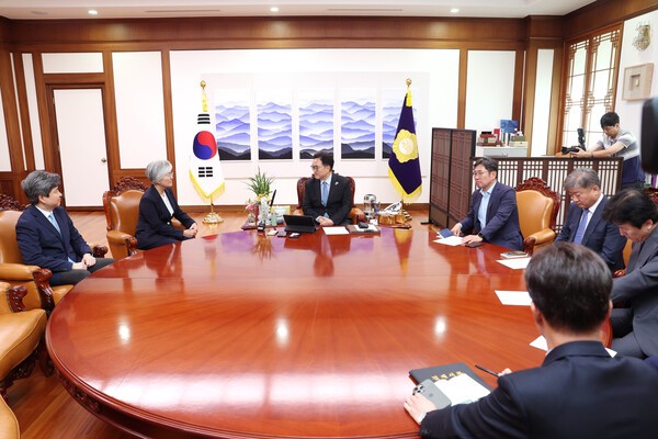 우원식 국회의장은 집무실에서 진행된 강경화 주미대사 내정자 접견에서 "글로벌 경쟁과 협력이 교차하는 오늘날, 외교는 국익과 국민의 삶을 지키는 최전선이 되었다"고 말했다.[출처=국회]