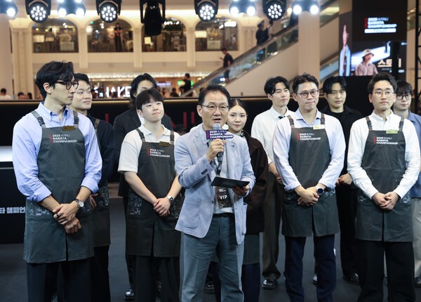 박영순 동서식품 부사장이 지난 27일 서울 신세계백화점 강남점 센트럴시티 1층 오픈스테이지에서 열린 ‘2025 카누 바리스타 챔피언십’ 결선 개막식에 참석해 인사말을 하고 있다. [출처=동서식품]