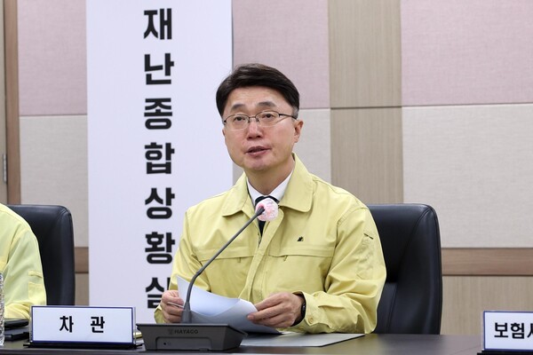 29일 우정사업본부 7층 재난종합상황실을 찾은 류제명 과학기술정보통신부 제2차관이 우체국 서비스 우편‧금융 복구와 상황 관리에 만전을 기해줄 것을 당부하고 있다. [출처=과학기술정보통신부]