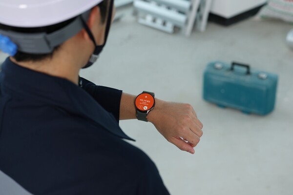 삼성전자 모델이 '스마트싱스 프로 안전 관리 솔루션(SmartThings Pro for Safety)'이 적용된 '갤럭시 워치' 알림을 확인하고 있다. [출처=삼성전자]