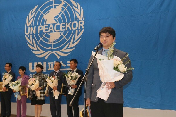 이창재 대웅제약 대표가 29일 UN피스코에서 주최한 2025년 SDGs 대상에서 ‘건강과 웰빙’ 부문 수상을 받고 있다. [출처=대웅제약]