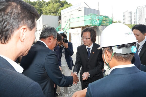 주병기 공정거래위원장은 30일 세종시의 한 공공임대주택 건설 하도급 공사 현장을 찾아 중소 건설업체 대표들과 간담회를 가졌다.[출처=공정거래위원회]