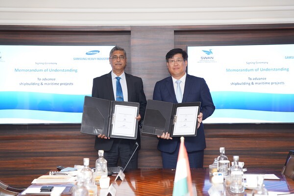 남궁금성 삼성중공업 생산지원본부장(오른쪽)과 비핀 쿠마 삭세나(Vipin Kumar Saxena) 인도 스완 조선소 CEO가 MOU 기념 사진을 촬영하고 있다. [출처=삼성중공업 ]