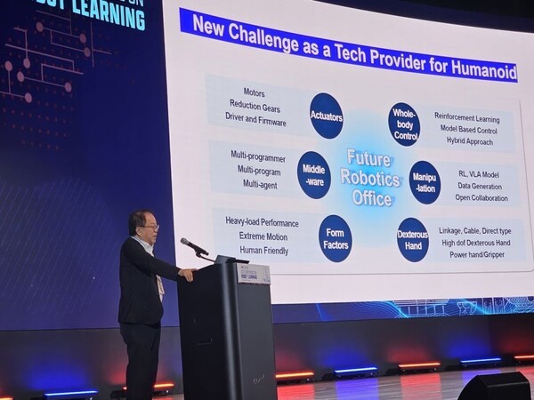 오준호 삼성전자 미래로봇추진단 단장이 30일 서울 강남구 코엑스에서 열린 '2025 로봇학습 콘퍼런스(CoRL 2025)'에서 기조연설을 하고 있다. [출처=연합]