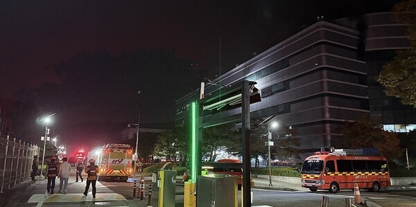 지난 26일 오후 8시 20분께 대전 유성구 화암동 국가정보자원관리원에서 리튬배터리 화재가 발생해 소방당국이 진화작업을 벌이는 모습. [출처=연합]