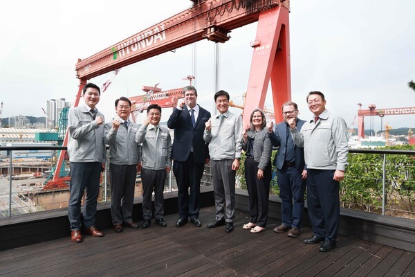 주한 캐나다 대사 필립 라포르튠(Philippe Lafortune) 일행이 30일 HD현대중공업 울산 본사를 방문해 잠수함 건조 역량을 확인했다. [출처=HD현대중공업 ]