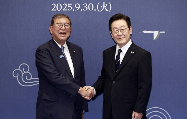 이재명 대통령과 이시바 시게루 일본 총리가 30일 부산에서 회동하며 한일 정상 간 '셔틀 외교'가 본격화되었음을 알렸다. [출처=연합]