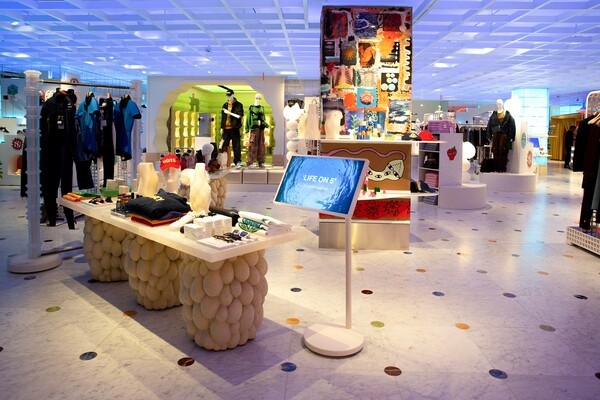 '예술의 순환성'을 주제로 진행되는 이번 전시에서 LG 스탠바이미 2가 쁘렝땅 백화점 곳곳에 설치돼, 참여 브랜드의 스토리를 담은 영상 콘텐츠를 선보이고 있는 모습. [출처=LG전자]