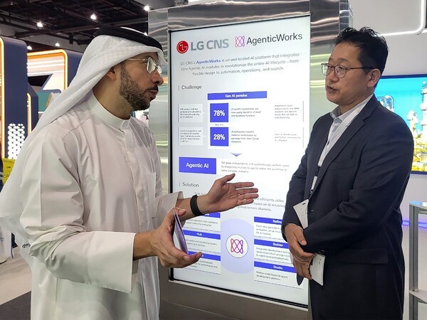 LG CNS 직원이 IDCE 2025에 마련한 부스에서 고객과 에이전틱 AI 플랫폼 및 제조AX 기술 도입에 대해 논의하는 모습. [출처=LG CNS]