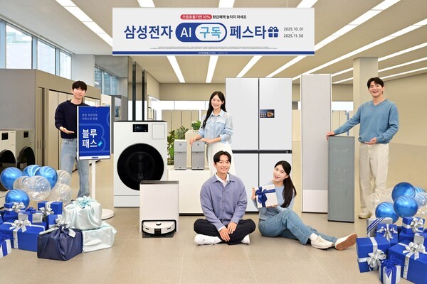 삼성전자 모델이 삼성스토어 서초점에서 최신 가전 제품을 부담없이 구독할 수 있는 'AI 구독 페스타'를 소개하고 있다. [출처=삼성전자]
