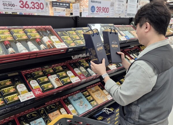 이마트는 다가오는 추석을 겨냥해 즉시 구매·전달이 가능한 ‘핸드캐리형 선물세트’를 강화하며 변화하는 명절 선물 시장을 공략하고 있다. [출처=이마트]