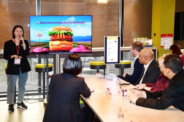 맥도날드가 한국에서 최초로 진행한 아시아 지역 전략회의(phase 2)에서 이해연 한국맥도날드 최고마케팅책임자(CMO)가 ‘한국의 맛’ 프로젝트 시행 성과 및 향후 확대 시행 방안에 대해 발표하고 있다. [출처=한국맥도날드]