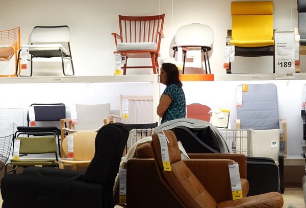 한 고객이 지난 9월 말 캘리포니아 에머리빌에 있는 IKEA 매장에서 가구를 쇼핑하고 있다. [출처=게티이미지]