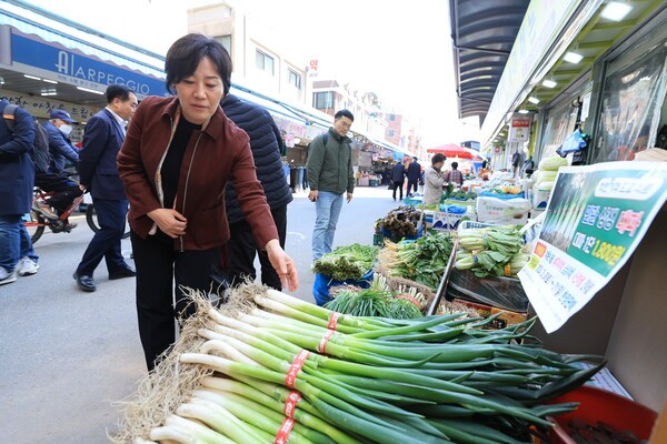 지난해 송미령 장관이 신영시장을 찾아 농축산물 수급동향 및 물가안정 정책 추진 상황 점검하고 있다. [출처=농식품부]
