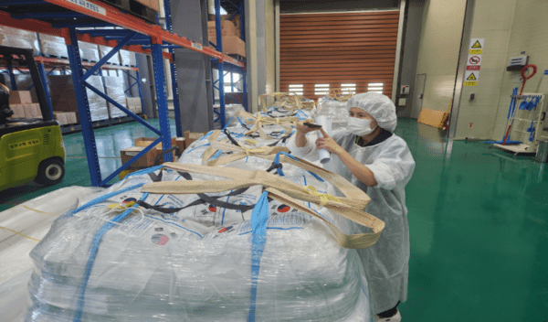 지난 9월 국산 영양강화립을 혼합한 식량원조용 영양강화쌀이 선적 검사를 받고 있다. [출처=농식품부]