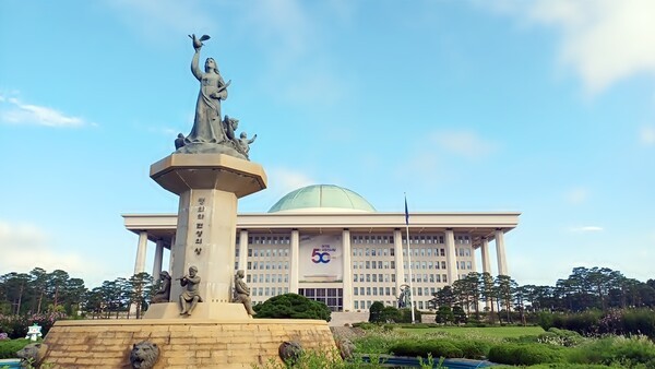 1일 더불어민주당 남인순 국회의원이 식품의약품안전처로부터 제출받은 자료를 분석한 결과, 최근 3년간 총 1만 7499건의 일반식품이 건강기능식품으로 오인될 수 있는 광고로 적발됐다. [출처=ebn]