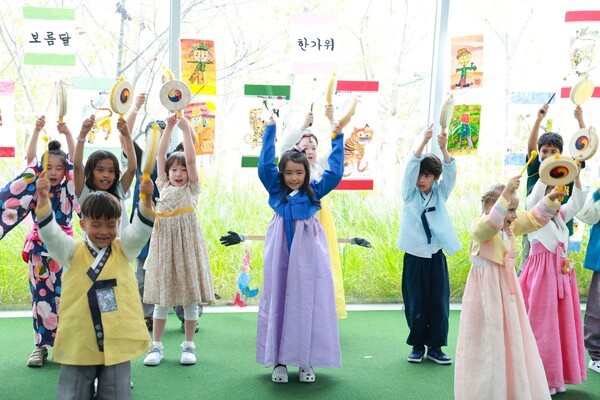 전통 민요 선율에 맞춰 장구를 연주하는 현대외국인학교 학생들. [출처=HD현대 ]