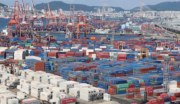 수출입 화물이 쌓여 있는 부산항 부두 전경. [출처=연합뉴스]
