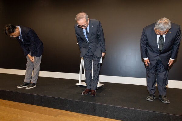 KT 주요 경영진들이 불법 소액결제 사고에 대해 사과하고 있는 모습. (사진 왼쪽부터) 네트워크부문장 서창석 부사장, 김영섭 대표, Customer부문장 이현석 부사장. [출처= KT] 