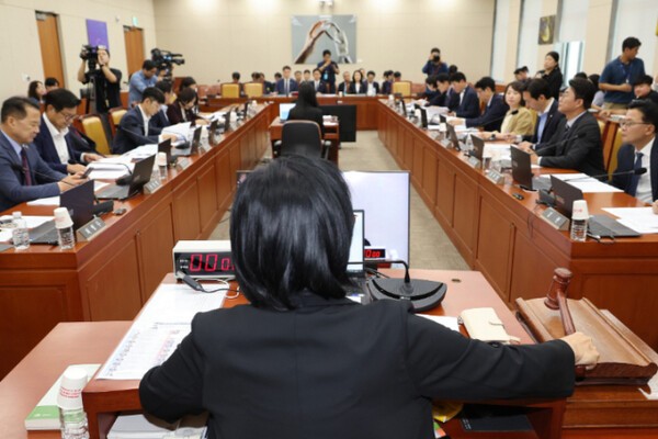 최민희 위원장이 과학기술정보방송통신위원회 전체회의에서 의사봉을 두드리고 있다. [출처=연합]