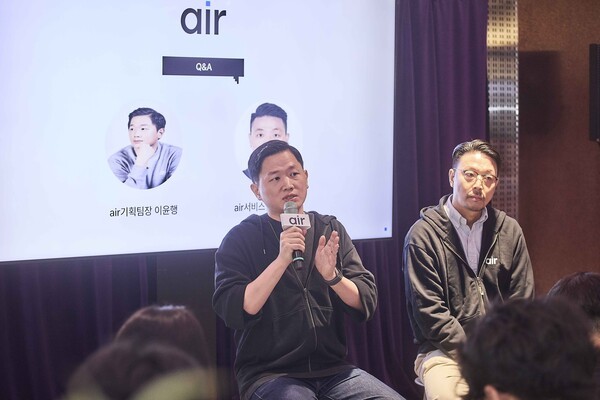 1일 서울 성수동 T팩토리에서 이윤행 SK텔레콤 air기획팀장(왼쪽)과 SKT 정준영 air서비스팀장이 자급제 전용 디지털 통신 서비스 ‘에어(air)’를 소개 후 질의응답을 진행하고 있다. [출처=SK텔레콤]