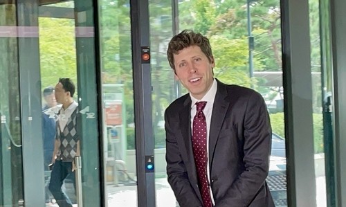 챗GPT 개발업체인 오픈AI의 샘 올트먼 최고경영자(CEO)가 1일 최태원 SK그룹 회장과 오찬 회동을 위해 서울 종로구 SK서린빌딩에 들어서고 있다. [출처=연합]