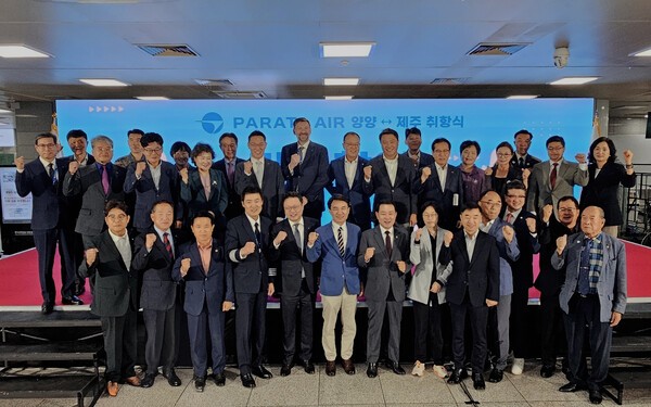 파라타항공 양양-제주 취항 기념 행사에서  파라타항공 윤철민 대표이사(앞줄 왼쪽에서 5번째)와 서상원 운항본부장(앞줄 왼쪽에서 4번째), 김진태 강원도지사(앞줄 왼쪽에서 6번째)등 참석자들이 기념 촬영을 하고 있다.[출처=파라타항공]