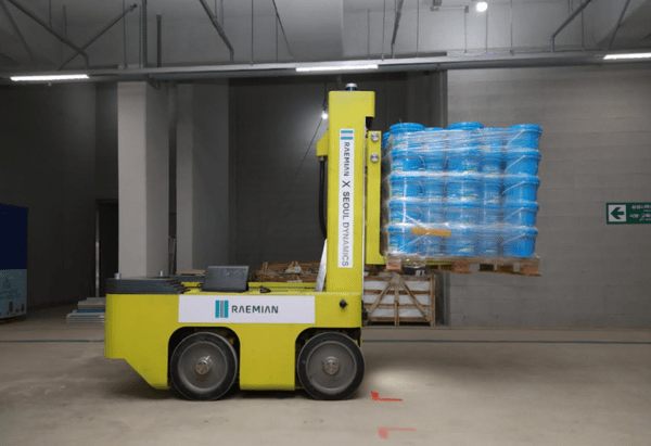 자율주행 지게차가 자재를 운반하고 있다.[출처=삼성물산]