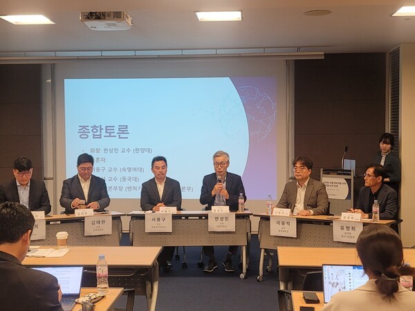 한국상품학회가 29일 대한상공회의소에서 ‘공정한 유통 생태계를 위한 플랫폼 정책 방향’ 정책 포럼를 개최했다.이성희 호성대 교수(왼쪽부터), 김태완 건국대 교수, 서용구 숙명여대 교수, 한상린 한양대 교수,  이유석 동국대 교수, 유정희 벤처기업협회 본부장이 종합토론을 진행하는 모습. [출처=신승훈 기자]