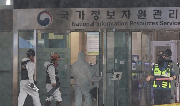 9월 28일 대전 유성구 국가정보자원관리원 화재 현장에서 합동감식을 위해 소방, 경찰, 국립과학수사연구원 관계자들이 이동하고 있다. [출처=연합]
