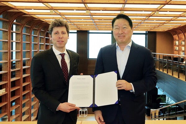 최태원 회장(오른쪽)과 샘 올트먼 오픈AI CEO(왼쪽) 등 양사 경영진들이 1일 서울 종로구 SK서린빌딩에서 메모리 공급 의향서(Memory Supply LOI)와 서남권 AI DC 협력에 관한 양해각서(MOU)를 체결했다. [출처=SK]