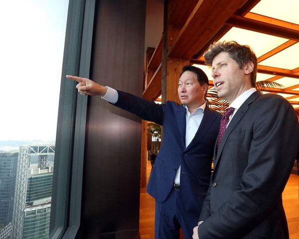 최태원 회장(오른쪽)과 샘 올트먼 오픈AI CEO(왼쪽)가 1일 서울 종로구 SK서린빌딩에서 창밖을 보며 환담을 하고 있다. [출처=SK]