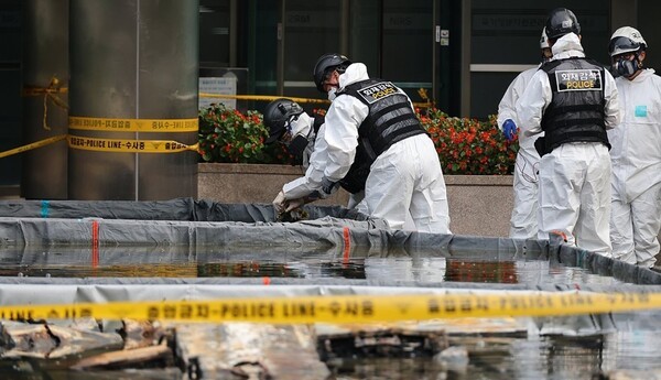 지난달 30일 오전 대전 유성구 국가정보자원관리원(국정자원) 화재 현장에서 감식 관계자들이 불이 붙었던 무정전·전원 장치(UPS)용 리튬이온배터리의 상태를 살피고 있다. [출처=연합뉴스]