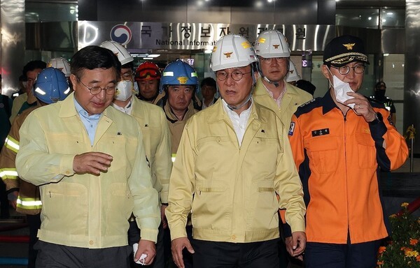 김민석 국무총리가 지난달 27일 밤 대전 유성구 국가정보자원관리원을 찾아 윤호중 행정안전부 장관과 함께 화재 현장을 살펴보고 있다. [출처=연합뉴스]