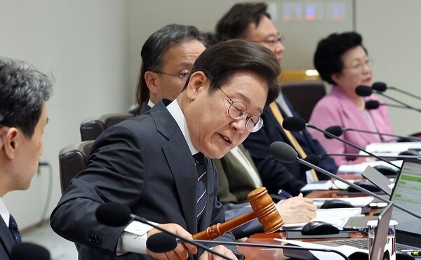 대통령실은 150조 원 규모의 '국민성장펀드'를 오는 12월 출범시키고, 이 펀드를 통해 메가 프로젝트에 대한 합작투자회사(JV) 설립을 검토하겠다고 1일 밝혔다.[출처=연합]