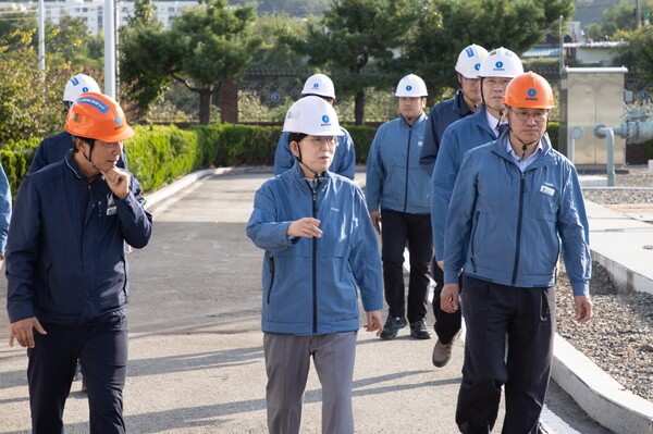 최연혜 가스공사 사장이 추석 연휴 대비 대구경북지역본부 안전점검에 나섰다(가운데 최연혜 가스공사 사장). [출처=한국가스공사]
