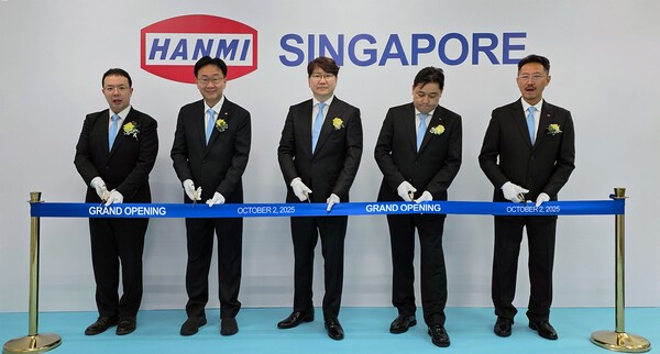 한미반도체 곽동신 회장과 임직원이 2일 한미싱가포르 오픈식에 참석했다.  [출처=한미반도체]