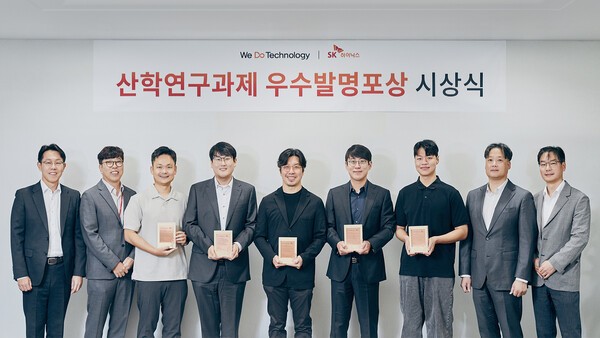 (사진 왼쪽부터) SK하이닉스 채희석 부사장(법무/특허 담당), 차선용 미래기술연구원장(CTO), 포항공과대학교 김원화 교수, 고려대학교 김영진 교수, 연세대학교 이태윤 교수, 포항공과대학교 최동구 교수, 고려대학교 조한샘 연구원(고려대학교 김성범 교수 대리 수상), SK하이닉스 김재범 부사장(R&D전략 담당), 김연수 부사장(특허 담당) [출처=SK하이닉스]
