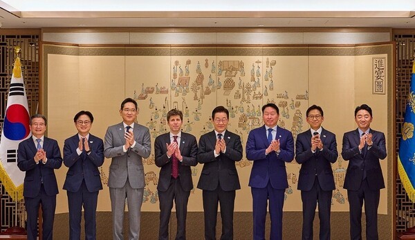 이재명 대통령이 1일 용산 대통령실에서 샘 올트먼 오픈AI CEO와의 접견에 앞서 참석자들과 기념촬영을 하고 있다. (왼쪽부터)김용범 정책실장, 김정관 산업부 장관, 이재용 삼성전자 회장, 샘 올트먼 오픈AI CEO, 이재명 대통령, 최태원 SK그룹 회장, 배경훈 과기부 장관, 강훈식 비서실장. [출처=연합]