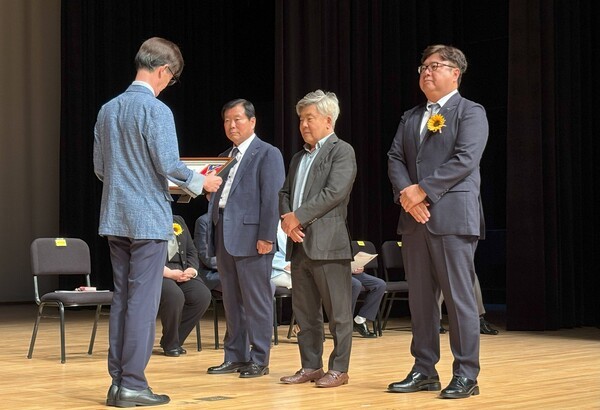 OCI 군산공장 심재엽 공장장(사진 오른쪽)이 대한적십자사로부터 회원유공장 최고명예대장을 수여받고 있다. [출처=OCI]