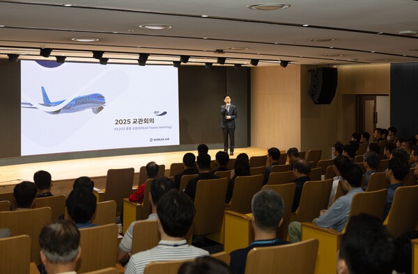 워크숍에 앞서 참석자를 대상으로 인사말을 하고 있는 김해룡 대한항공 운항본부장.[출처=대한항공]