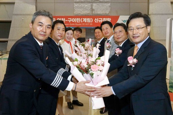 천국제공항에서 진행된 제주항공의 인천~구이린 노선 신규 취항식에 참석한 김이배 대표이사(사진 오른쪽 맨 앞)와 임직원들이 신규 취항편 승무원들에게 꽃다발을 전달하고 있다.[출처=제주항공]