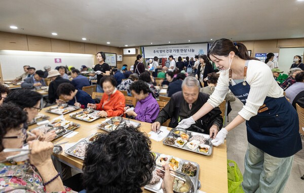 대한항공-아시아나항공 양사 임직원들이 서울 강서구 지역 어르신들에게 추석 음식을 대접하고 있다.[출처=대한항공]