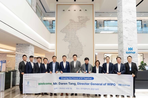 지난 1일 한국콜마 종합기술원을 방문한 다렌 탕(Daren Tang) WIPO 사무총장(왼쪽에서 여섯번째)을 비롯한 특허청 관계자들이 윤상현 콜마그룹 부회장(오른쪽에서 여섯번째) 및 콜마 관계자들과 기념사진을 촬영하고 있다. [출처=한국콜마]