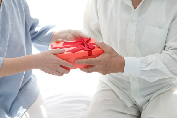 추석 선물의 흐름이 변하고 있다. 과거에는 과일이나 생활용품이 대표적인 명절 선물세트의 주류를 이뤘지만 최근 들어 ‘헬시 플레저(Healthy Pleasure)’와 ‘저속노화(Slow Aging)’ 트렌드가 확산하면서 건강기능식품이 선물 시장의 새로운 중심축으로 자리 잡고 있다. [출처=클립아트코리아]