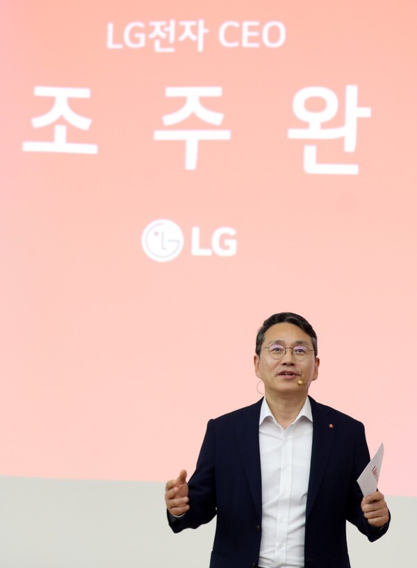 조주완 LG전자 CEO가 2일 부산대학교 기계관에서 재학생 300명에게 CEO 특강을 진행하고 있는 모습. [출처=LG전자]