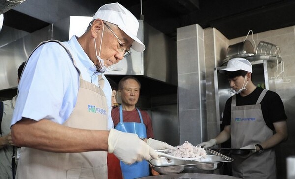 배식 봉사활동 하는 류진 한경협 회장 [출처=한국경제인협회]