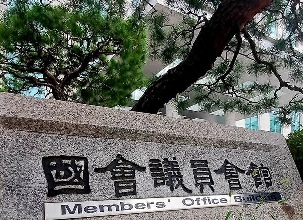 5일 정춘생 의원(국회 행정안전위원회)이 행정안전부로부터 제출받은 자료에 따르면, 최근 5년간(2020년~2024년) 민원인이 민원 공무원을 대상으로 저지른 위법행위는 총 21만1095건에 달했다.[출처=ebn]