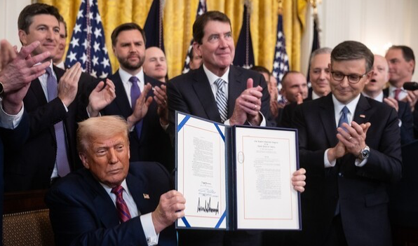 스테이블코인 법 서명하는 도널드 트럼프 미국 대통령 [출처= 연합]