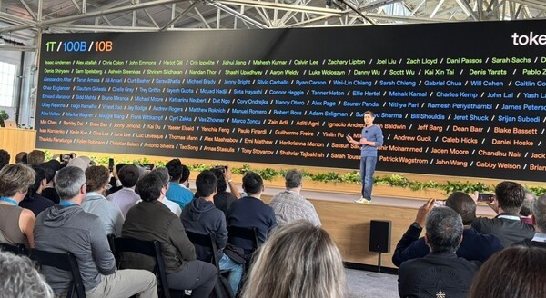 6일(현지시각) 미국 샌프란시스코에서 연린 오픈AI 개발자 콘퍼런스(오픈AI 데브데이)에서 샘 올트먼 COE가 발표하는 모습 [사진출처=연합]